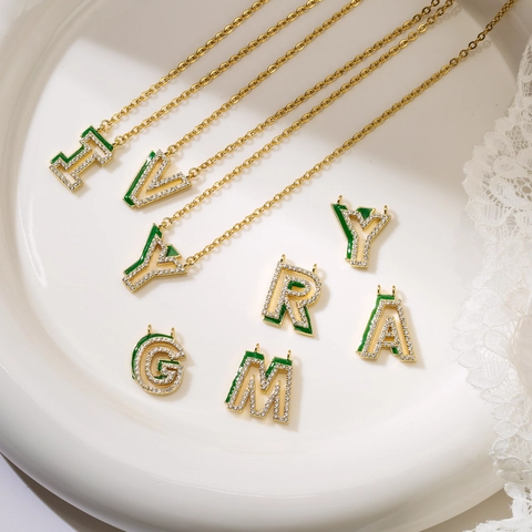 Collana con Alfabeto in Smalto di Rame Placcato Oro per Donna Elegante Ciondolo a Lettera con Strass Intarsiati Gioielli di Moda