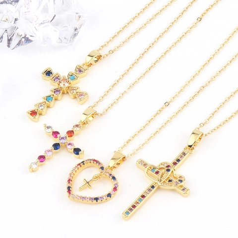 Collana Con Pendente A Croce E Cuore Religioso Rame Placcato Oro 18K Zirconia Cubica Colorata Gioielli Per Donna