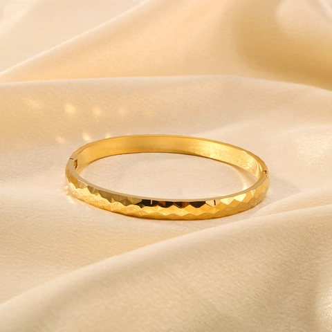 Geometrischer Facettierter Armreif 18K Vergoldeter Edelstahl Wellentextur Diamantschliff Minimalistischer Schmuck