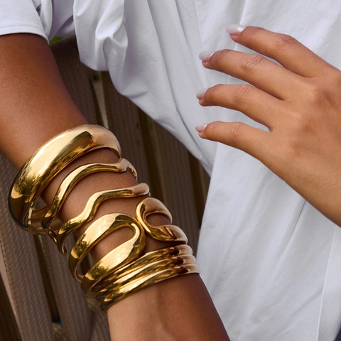 Bracciale Rigido Aperto A Doppio Strato Ondulato In Acciaio Inossidabile Placcato Oro 18K Resistente All'acqua Donna