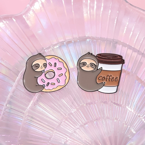 Simpatico Cartone Animato Bradipo Metallo Smalto Spilla Distintivo Divertente Animale Caffè Banana Ciambella Spille per Abbigliamento Zaino Decorazione