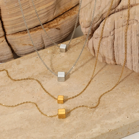 Collier Pendentif Cube Love Minimaliste Acier Inoxydable Gravé Charme Carré Bijoux Élégants Pour Femmes Or Argent