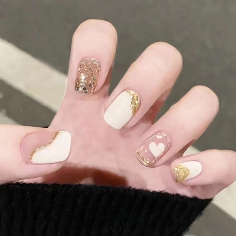 Press-On-Nägel Herzmuster Künstliche Falsche Nägel Mit Goldfolie Glitzer Mandelform Süßer Eleganter Stil Für Frauen