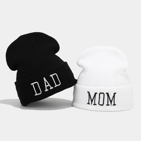 Berretto Invernale in Maglia Calda Beanie Ricamo Lettere DAD MOM Berretto in Acrilico Morbido Berretto con Risvolto per Uomo Donna Regalo Genitori