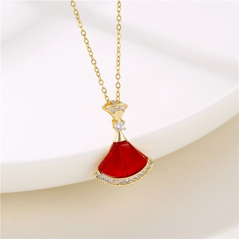 Collana Con Pendente A Forma Di Ventaglio In Acciaio Inossidabile Placcato Oro 18K Resina Rossa Zircone Intarsiato Donna