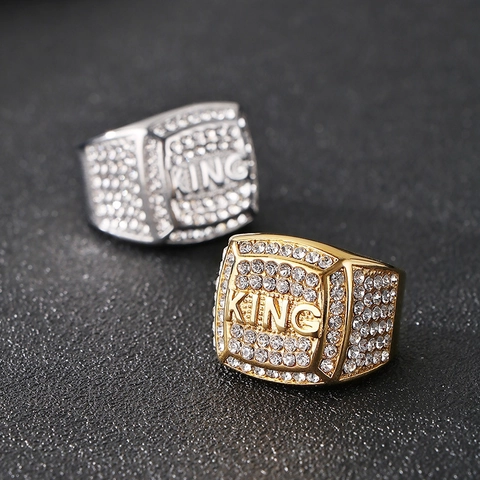 Bague Chevalière Hip Hop Pour Hommes King Gravé Face Carrée Acier Inoxydable Strass Iced Out Punk Bijoux Tendance Or Argent