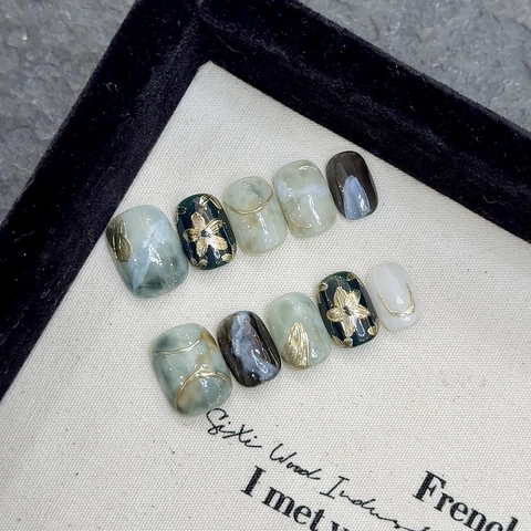 Handgefertigte Smaragdgrüne Künstliche Nägel Goldblume Marmor-Wisch-Optik Luxus UV-Gel Quadratisch-Runde Nageltips Damen