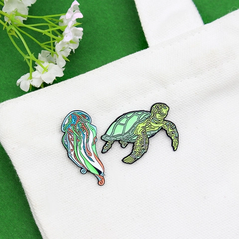 Meeresschildkröte Und Quallen Emaille Pin Brosche Legierung Tropföl Ozeantier Cartoon Mode Schmuck Für Kleidung Taschen