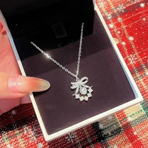 Collier Élégant en Alliage de Zinc Pendentif Fleur de Muguet Avec Noeud Papillon Strass Perle Artificielle Pour Femme Cadeau
