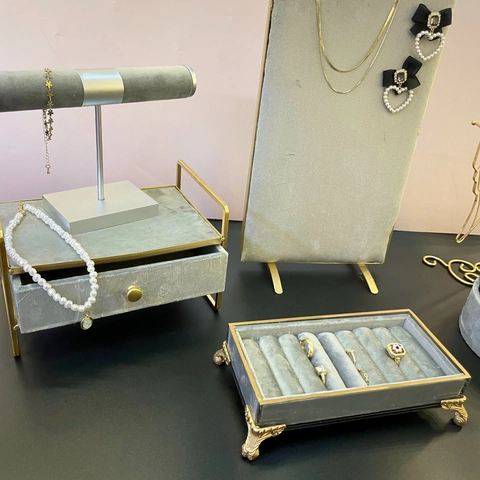 Metal Samt Schmuck Display Organizer Halskettenständer Ohrringhalter Ringtablett Armband T-Bar Vitrine Luxus