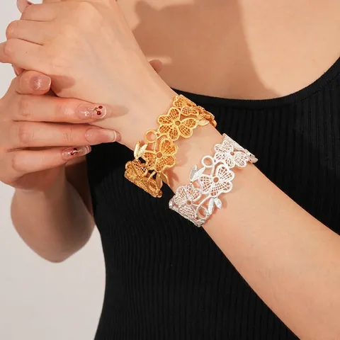 Bracelet Jonc Évidé Fleur Vintage Pour Femmes Cuivre Large Ouvert Bangle Rétro Élégant Style Ajustable Bijoux Main