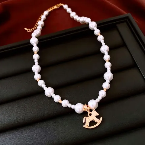 Collana Di Künstliche Perle Imitazione Stile Vintage Con Pendente Cavallo A Dondolo In Zircone Rame Placcato Oro Elegante