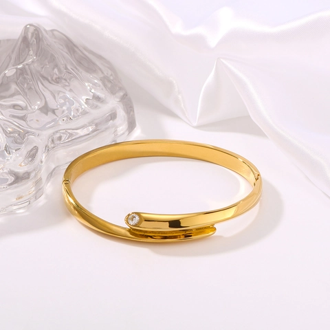 Minimalistischer Irregulärer Manschettenarmreif 18K Vergoldeter Edelstahl Asymmetrisches Armband Mit Zirkon Für Damen