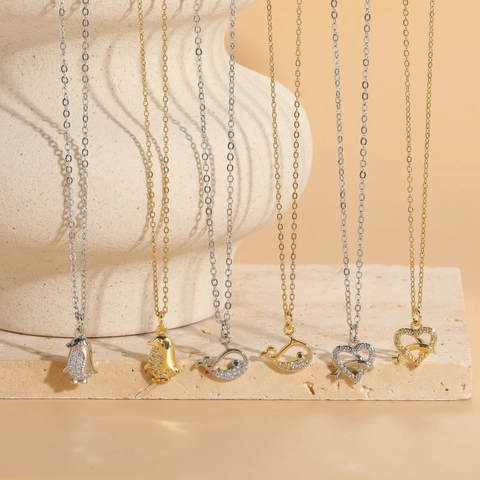 Collana con Ciondolo in Zirconia Serie Oceano Design di Nicchia per Donna in Rame Placcato Oro Argento Pinguino Balena Delfino Gioielli