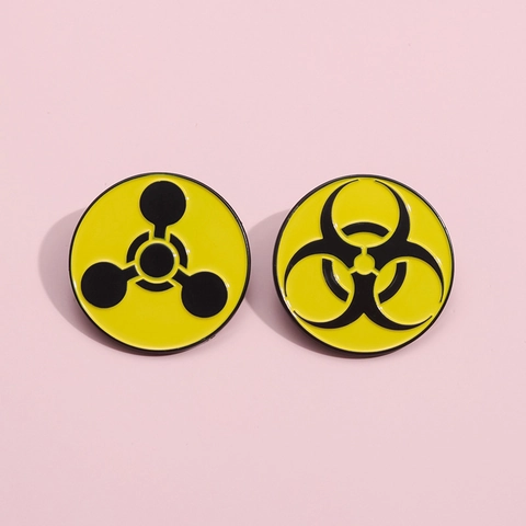 Spilla Distintivo in Metallo Creativo Simbolo di Biohazard Radiazione Nucleare Smalto per Zaino Vestiti Gioielli Unisex