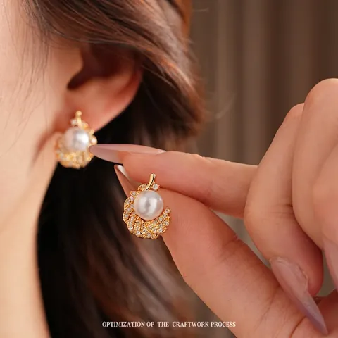 Pendientes De Botón De Perla Artificial Pluma Elegantes Circón Cobre Chapado En Oro Estilo Vintage Francés Mujeres Poste De Plata
