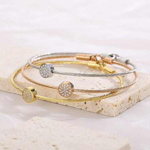 Gedrehtes Kabel Armreif 316L Edelstahl Pave Zirkon Runder Anhänger Minimalistischer Schmuck Frauen Valentinstagsgeschenk