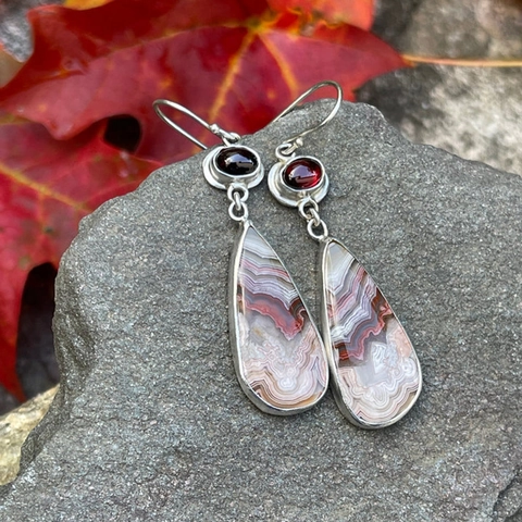 Orecchini Pendenti Boho In Agata Crazy Lace E Granato Pietra Naturale Con Gancio In Argento Antico Per Donna