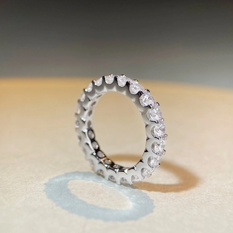 Anello Eternity in Argento Sterling 925 con Moissanite per Donna Taglio Tondo Fila di Strass Fede Nuziale Gioielli di Moda