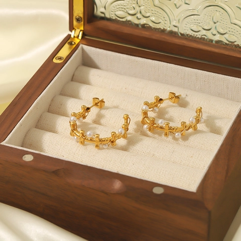 Orecchini A Cerchio A Forma Di C Da Donna In Acciaio Inossidabile Placcato Oro 18K Con Künstliche Perle Bianche Design Minimalista