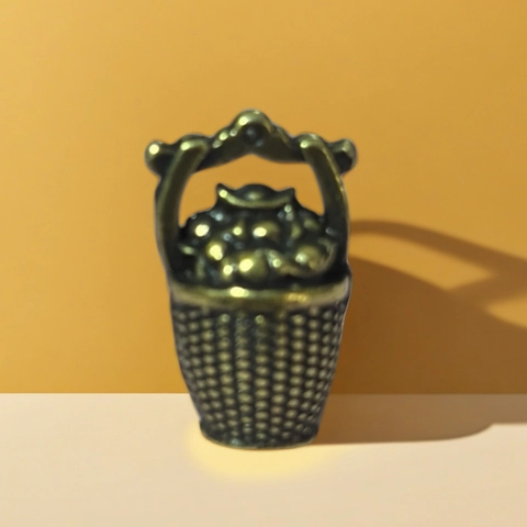 Miniatur Korb Ornament Legierung Messing Stil Reichtum Symbol Desktop Dekoration Vintage Chinesischer Fruchtkorb Figur