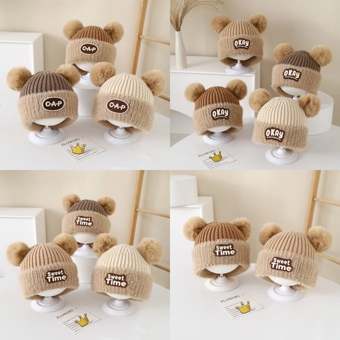 Berretto Invernale In Maglia Per Bambini Doppi Pompon Protezione Orecchie Uncinetto Caldo Bordo Peluche Toppa Lettera