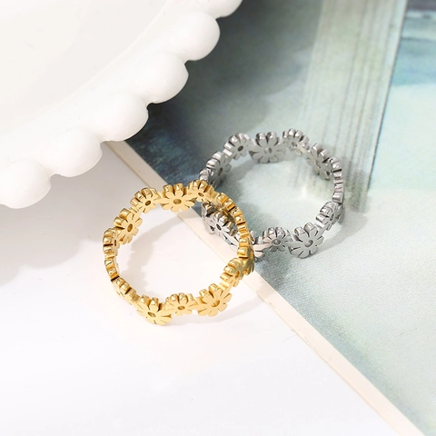 Bague Fleur De Marguerite Acier Inoxydable Plaqué Or 18K Évidé Tournesol Bijoux De Doigt Frais Élégant Pour Femmes