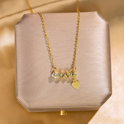 Chique LOVE Letter Hanger Ketting Met Strass Ingelegde Hartbedel Titanium Staal Koperen Sieraden Voor Dames