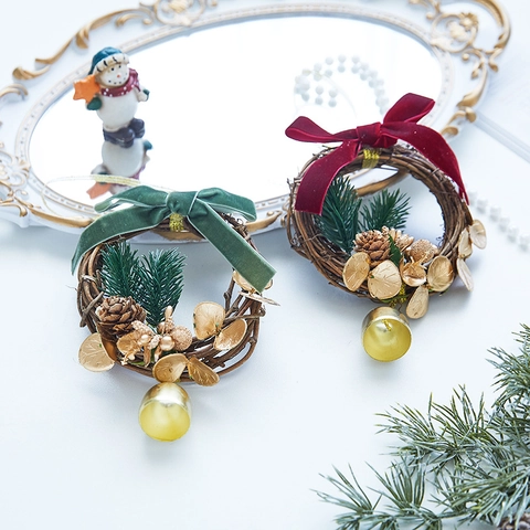 Corona Di Natale In Rattan Con Pigne Bacche Campanelli Fiocchi Decorazione Natalizia Da Appendere