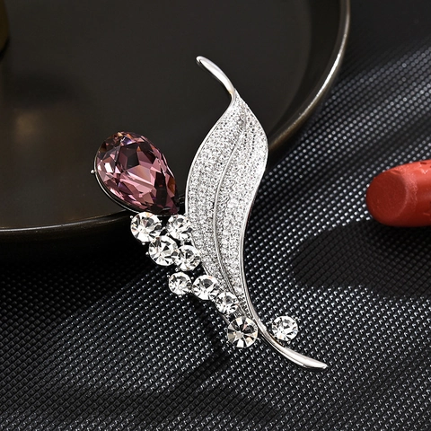 Eleganter Blatt Brosche Lilafarbener Wassertropfen Kristall Weißer Zirkon Kupfer Mode Kleidung Dekoration Accessoire Damen