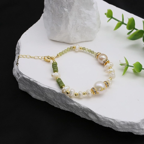 Bracciale Fatto a Mano con Perle d'Acqua Dolce Naturali e Avventurina Verde per Donna Elegante Gioiello di Perline Placcato Oro
