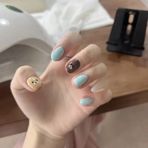 Faux Ongles Ours Dessin Animé Courts Carrés Ongles À Presser Avec Pois Style Doux Pour Femmes