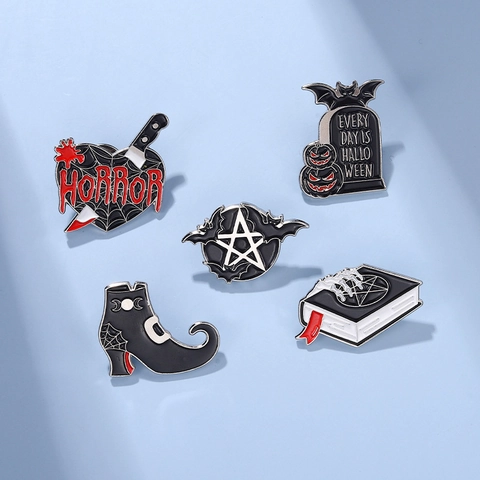 Broche de Esmalte para Halloween Gótico Terror Corazón Daga Libro Mágico Lápida Insignia Para Ropa Mochila Sombrero Joyería Punk Accesorios