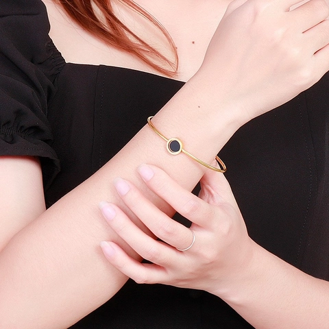 Edelstahl Manschettenarmband Minimalistisches Offenes Armreif Für Damen Mit Graviertem Rundem Schwarzem Anhänger Schmuck