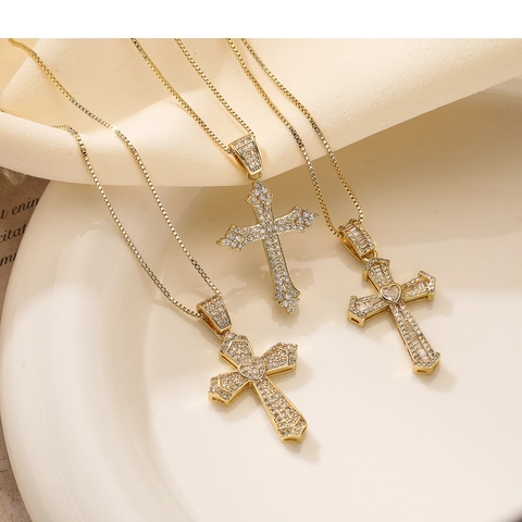 Luxuriöse Kreuz Anhänger Halskette 18K Vergoldetes Kupfer Funkelnder Zirkonia Herz Mode Schmuck Für Frauen