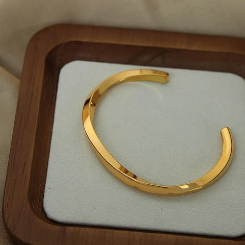 Vintage Geometrische Gedraaide Titaniumstaal Vergulde Open Armring Voor Vrouwen Eenvoudige Möbius Stijl Verstelbare Mode Sieraden
