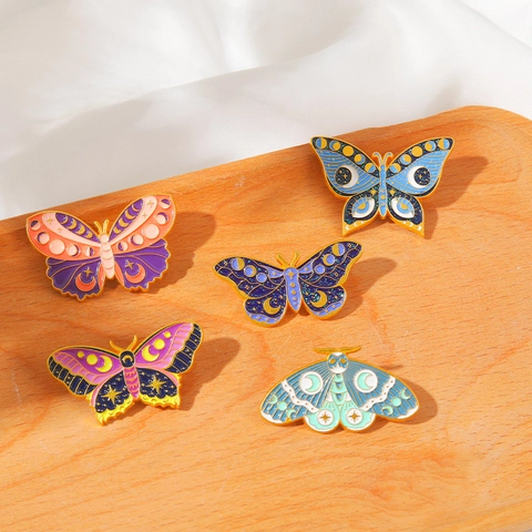 Spilla in Lega Smaltata Farfalla Falena Celeste Fase Lunare Stella Insetto Distintivo Gioielli Boho Estetici Accessorio