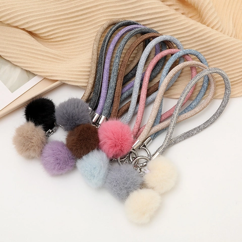 Porte-clés en Cuir Denim à la Mode Pendentif de Sac avec Boule en Peluche Douce et Dragonne Tissée pour Femmes Bijou avec Fermoir en Métal