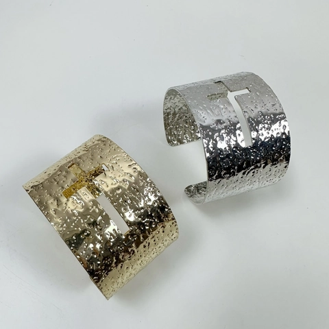Gehamerde Metalen Manchet Armband Met Hol Kruis Ontwerp Open Bangle Vintage Retro Punk Stijl Sieraden Voor Vrouwen