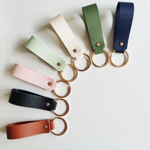Porte-Clés en Cuir Business Minimaliste Lanière en PU Anneau de Clé Rivet Métallique Doré Charme de Sac Cadeau Hommes Femmes