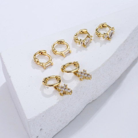Boucles D'oreilles Huggie Hoop En Laiton Plaqué Or 18K Zircon Cubique Pendentif Croix Géométrique Bijoux Minimalistes Pour Femmes
