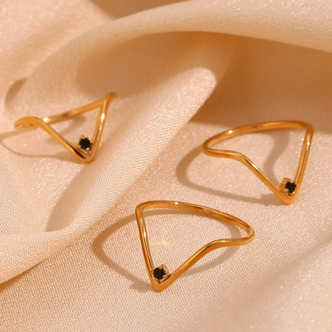 Bague en Acier Inoxydable en Forme de V Minimaliste pour Femmes Plaqué Or 18K avec Strass Noir Incrusté Bijoux Mode