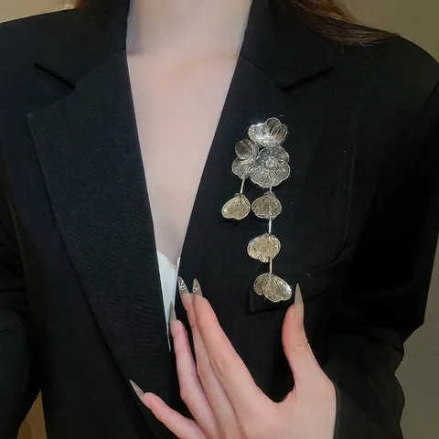 Elegante Blumenbrosche Mit Strasssteinen Hohle Quaste Legierung Pin Für Damen Mode Bekleidungszubehör