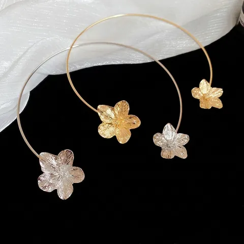 Elegante Open Choker Ketting Met 3D Metalen Bloemenuiteinden Getextureerde Gehamerde Legering Torque Voor Dames Vintage Sieraden