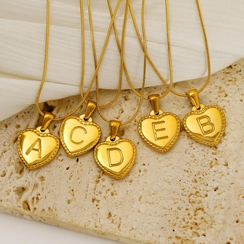 Collar Inicial Corazón Chapado En Oro 18K Acero Inoxidable 304 Colgante Letra Relieve Joyería Con Cadena Serpiente Mujer