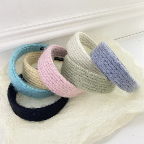 Women Vintage Knitted Plush Headband Solid Color Wide Brim And Metal Wave Spiral Hair Hoop Fashion Headpiece