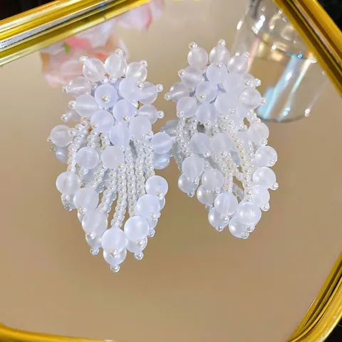 Bloemige Kwastjes Oorbellen Met Mat Acryl Bloemblaadjes Imitatieparels En Zilveren Oorsteker Elegante Sieraden Voor Dames