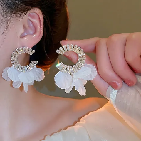 Boucles D'Oreilles En C À Pétales Blancs Avec Zircon Et Tige En Argent Bijoux Floraux Élégants Pour Femme