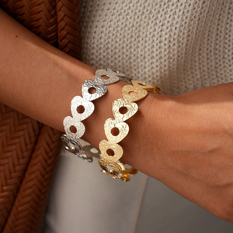 Brazalete Abierto Corazón Hierro Detalles Texturizados Pulsera Moda Minimalista Elegante Mujeres Joyas