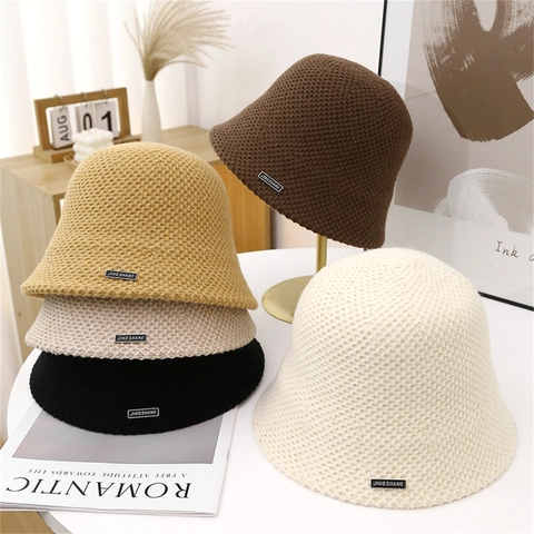 Women Knitted Bucket Hat Warm Winter Polyester Knit Fisherman Cloche Hat With Metal Tag Decor Elegant Casual